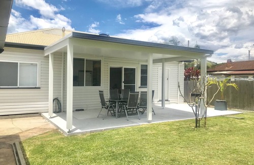 Port Macquarie House | The Boatshed.400m to Beach, 2 bathrooms, cafes, outside pets