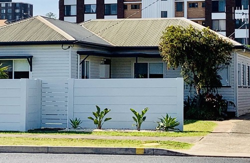 Port Macquarie House | The Boatshed.400m to Beach, 2 bathrooms, cafes, outside pets