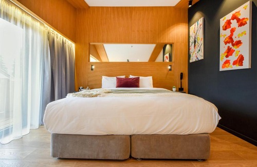 Cioplea Apartment | THE BOOK KEEPER Relaxed Hotel Room in Predeal