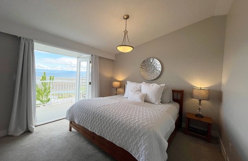 Regional District of Nanaimo Hotel | The Brant Suite