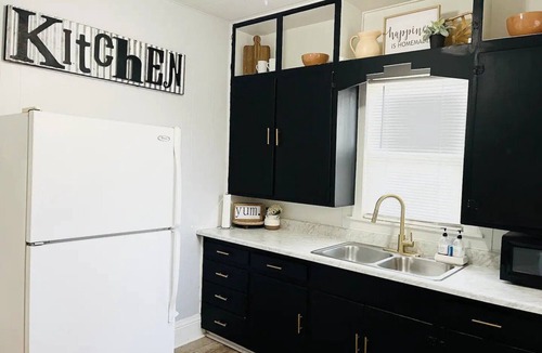Great Bend House | The Broadway Cottage - Great Bend Downtown(Pet Friendly)