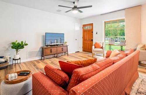 Mobile House | The Buck House- Family Friendly Near USA Campus, Golf & Tennis