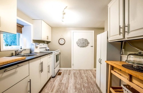 Waterloo House | The Cabin - Cottage Vibes & Close to the Action