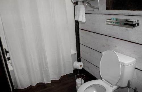 Blue Jay House | The Cabins at Pine Haven - Beckley