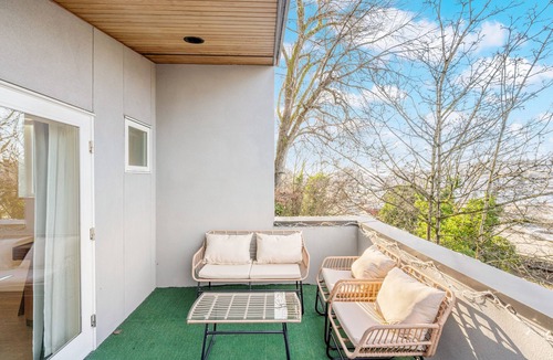 Capitol Hill House | The CapHill Palette-Rooftop, GameLounge, Parking & EV