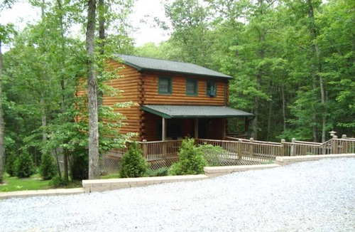 True House | The Cardinal log cabin. Wrap around deck, firepit. Next to Pipestem resort park.