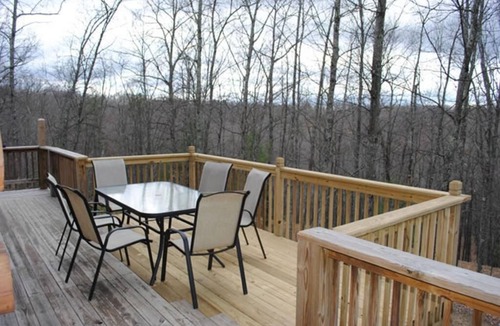 True House | The Cardinal log cabin. Wrap around deck, firepit. Next to Pipestem resort park.