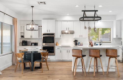 Desert Sunset House | The Cardinal | Ultimate Group Retreat in Glendale