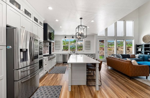 Cherimoya Hill House | The Carriage House @ Bear Lake -Newly Built - SLEEPS 45 PLUS! Great Location