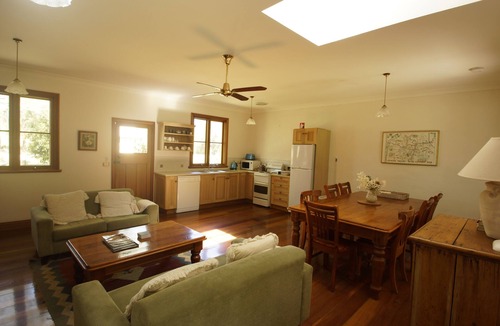 Pokolbin Bed & Breakfast | The Carriages