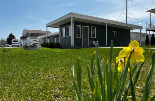 Bay View Hotel | The Cedar Motel