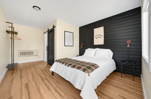 Orchard District Hotel | The Central Block Bend Motel