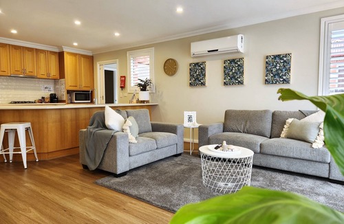 Maddingley House | The Chateau -perfectly located, walking distance to town, train station & parks.