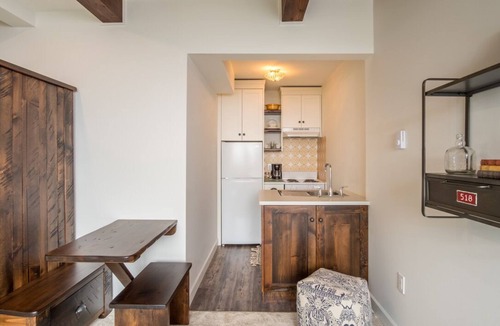 Courtenay House | The Chickadee Suite