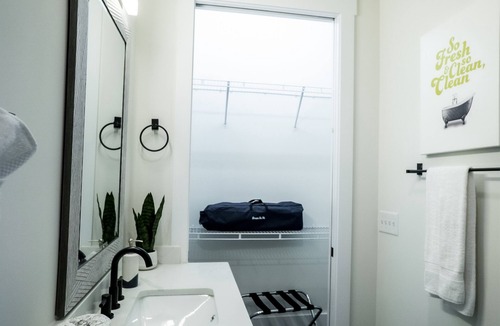 Villa Heights Apartment | The Church | King Bed, Fast WiFi, Long Stays Discounts