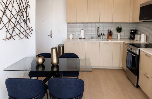 Downtown Bed & Breakfast | The Clocktower Retreat - Designer 2BR/2BA I SM I Pool & Parking