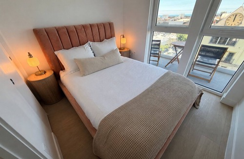 Downtown Bed & Breakfast | The Clocktower Retreat - Designer 2BR/2BA I SM I Pool & Parking