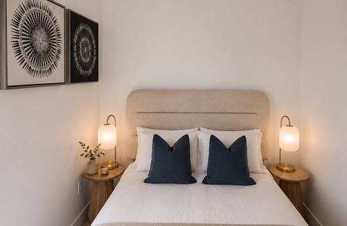 Downtown Bed & Breakfast | The Clocktower Retreat - Designer 2BR/2BA I SM I Pool & Parking