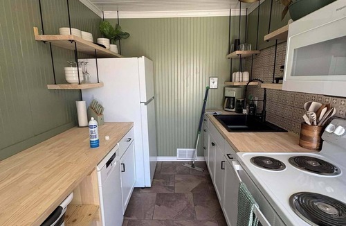 Rolla Cottage | The Clover Cottage - Rolla's St.Pat's Themed house near S&T, Acorn Trail & more!