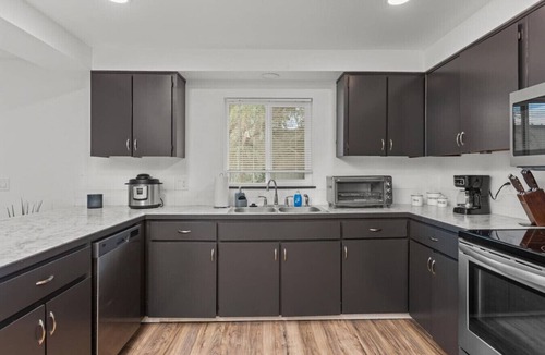 Hillcrest House | The Clubhouse | Game Room 98” Theater TV Sleeps 10 Pet Friendly Near Downtown & BSU
