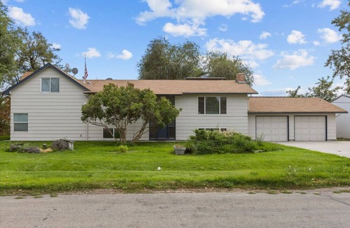 Hillcrest House | The Clubhouse | Game Room 98” Theater TV Sleeps 10 Pet Friendly Near Downtown & BSU
