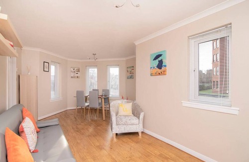 North West Apartment | The Cluthar: Ground Floor West End/City Centre/Rockvilla Flat & Parking