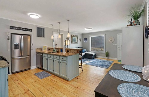 Fox Lake House | `The Compass Cottage` A Cute & Cozy 2/1 Lakeview House with Hot Tub Included