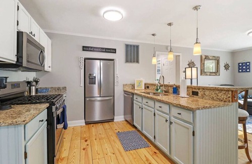 Fox Lake House | `The Compass Cottage` A Cute & Cozy 2/1 Lakeview House with Hot Tub Included