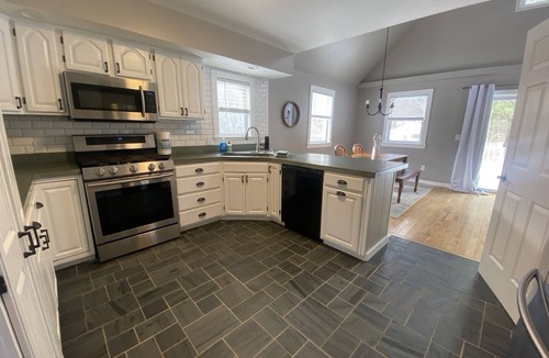Williston South House | The Convenient Cape - Privacy, Hot Tub, Lots of space 5 minutes to I-89!