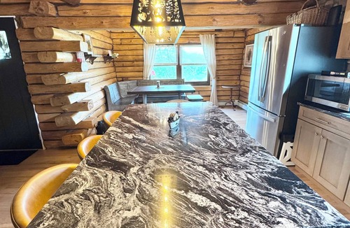 Oneonta House | The Cooperstown Cabin, 8min to All Star Village, 15min to Dreams Park, Sleeps 10