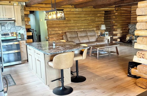 Oneonta House | The Cooperstown Cabin, 8min to All Star Village, 15min to Dreams Park, Sleeps 10