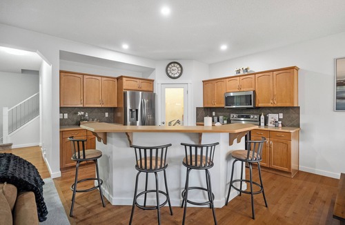 Southeast Calgary House | The Copperleaf Luxury Retreat w/Hot tub