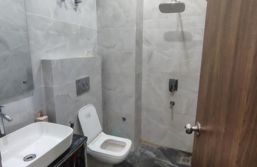 Dhikuli Hotel | The Corbett kitchen and rooms