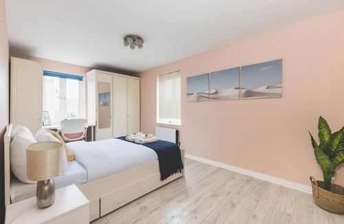 Newham Apartment | The Cosy Place,8 mins to City Airport,Free Parking