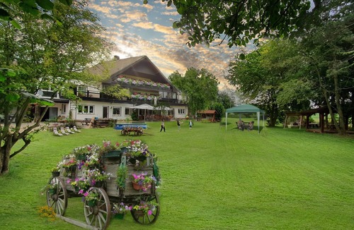 Diemelstadt House | The country house is in a quiet location, close to hiking and cycling trails, as well as close to highways.