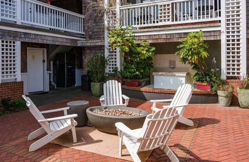 Downtown Cannon Beach Hotel | The Courtyard - Classic King Room at Cannon Beach Hotel Collection! Beach Access