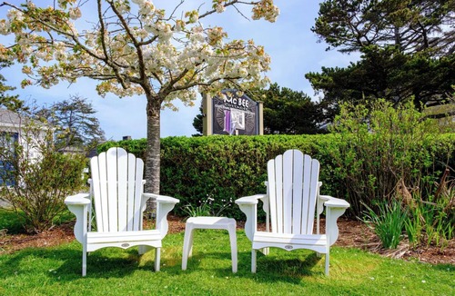 Downtown Cannon Beach Hotel | The Courtyard - Double Queen with Kitchenette at Cannon Beach Hotel Collection