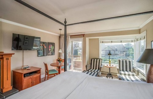 Downtown Cannon Beach Hotel | The Courtyard - Haystack King with Kitchenette at Cannon Beach Hotel Collection