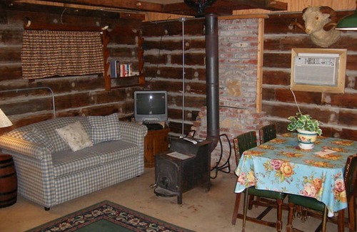 Taswell Cabin | The Cove RUSTIC BUNKHOUSE.30 seconds from Patoka Lake.sleeps 5