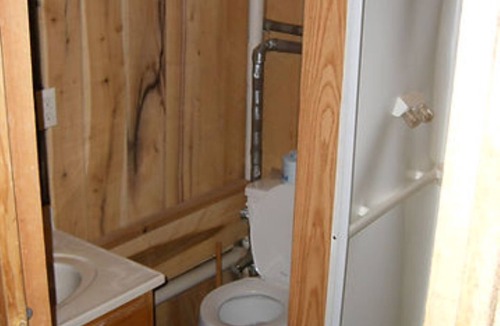 Taswell Cabin | The Cove RUSTIC BUNKHOUSE.30 seconds from Patoka Lake.sleeps 5