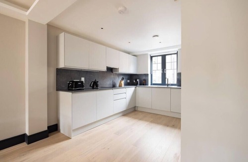 Royal Docks Apartment | The Covent Garden Maison — 4‑Bed Duplex Sleeps 8