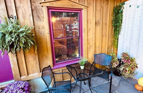 Elora Apartment | The Cozy Corner, Heritage Elora Log Cabin