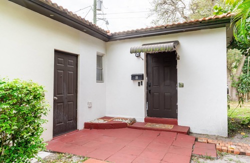 Biscayne Park Apartment | The Cozy Corner Studio in Quiet, Vibrant Biscayne Park with AC, WiFi