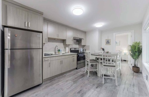 Surrey House | The Cozy Garden Suite - South Surrey Stay
