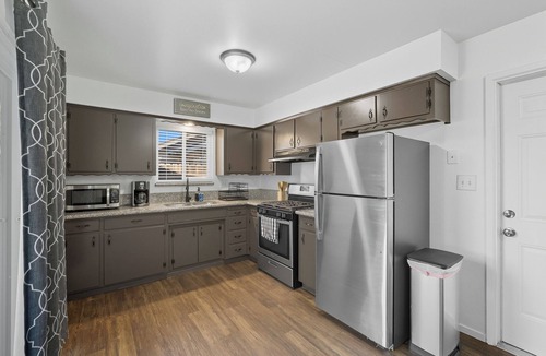 Tulare House | The Cozy Rustic Sequoia Wi-Fi & 2 Garage