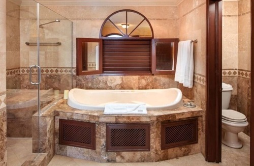 Diamond Valley Resort | The Crane Resort 2BR+3Bth. Ocean View. Priv 28' pool Kitchen+LivingRoom Sleep 6