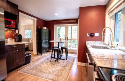 Shepherdstown Cottage | The Creekside Cottage: Downtown | Pet-Friendly