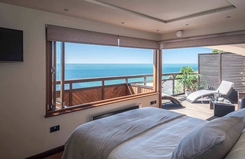 Ventnor Cabin | The Crow's Nest, Ventnor Beach (with Hot Tub)