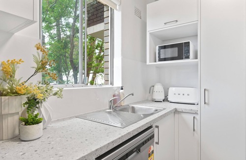 Crows Nest Apartment | 'The Crows Nest' - Stylish & Chic, North Sydney