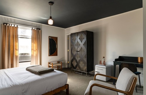 Beach Lake Hotel | THE DARBY
